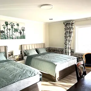  Bed & Breakfast Master Bedroom With Two Queen Sized Bed